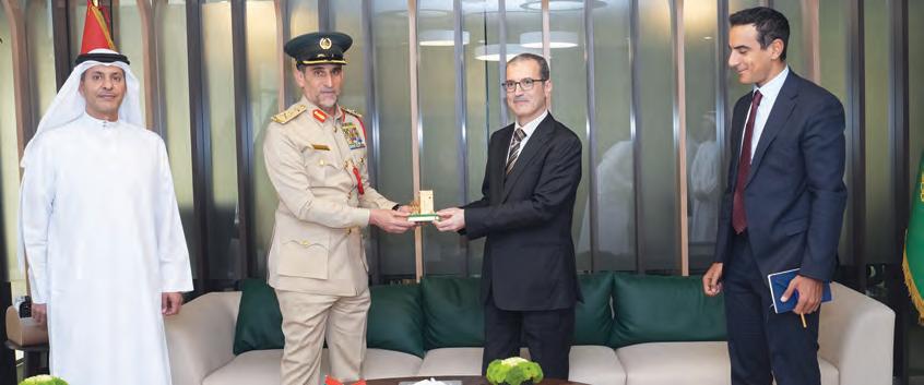 قائد عام شرطة دبي يبحث والقنصل العام المصري سبل تعزيز التعاون
