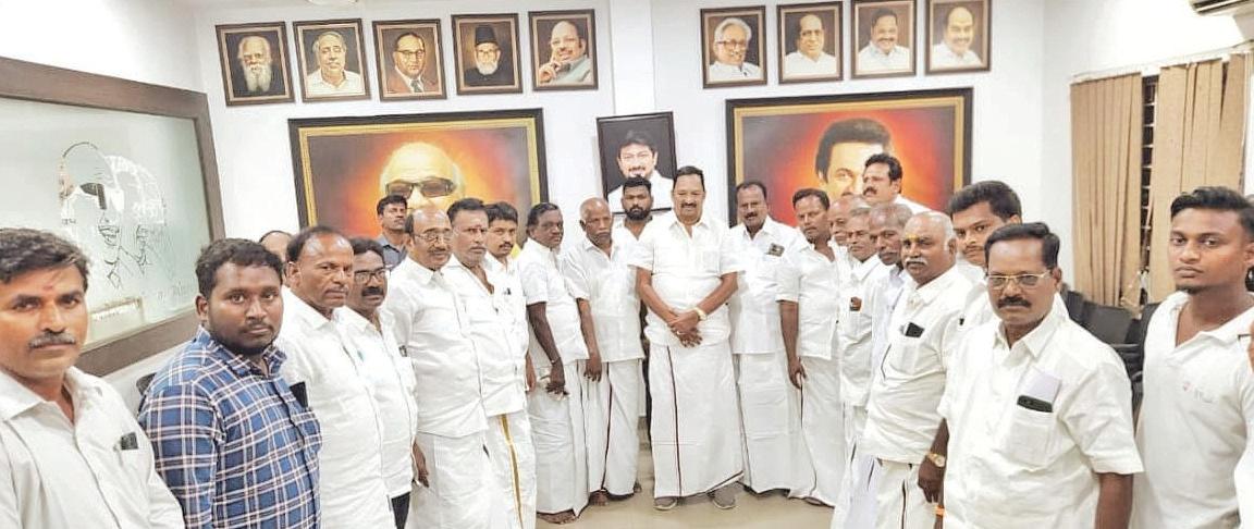 அரக்கோணம் மேற்கு ஒன்றிய திமுக பொறுப்பாளர்கள் அமைச்சர் ஆர்.காந்தியிடம் வாழ்த்து பெற்றார்