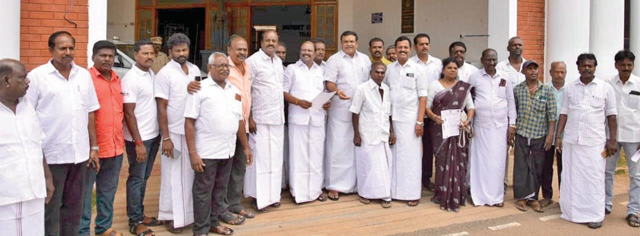 தஞ்சாவூர் தமிழ் பல்கலைக்கழகத்திற்கு மாமன்னன் ராஜராஜ சோழன் பெயரை சூட்ட வேண்டும் என அமமுகவினர் ஆட்சியரிடம் மனு