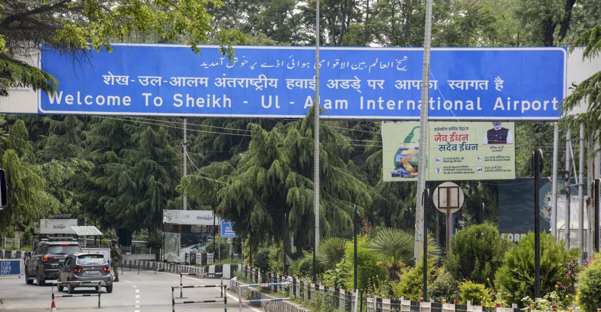 இந்தியா-பாக். பதற்றம்: தற்காலிகமாக மூடப்பட்ட 32 விமான நிலையங்கள் எவை?