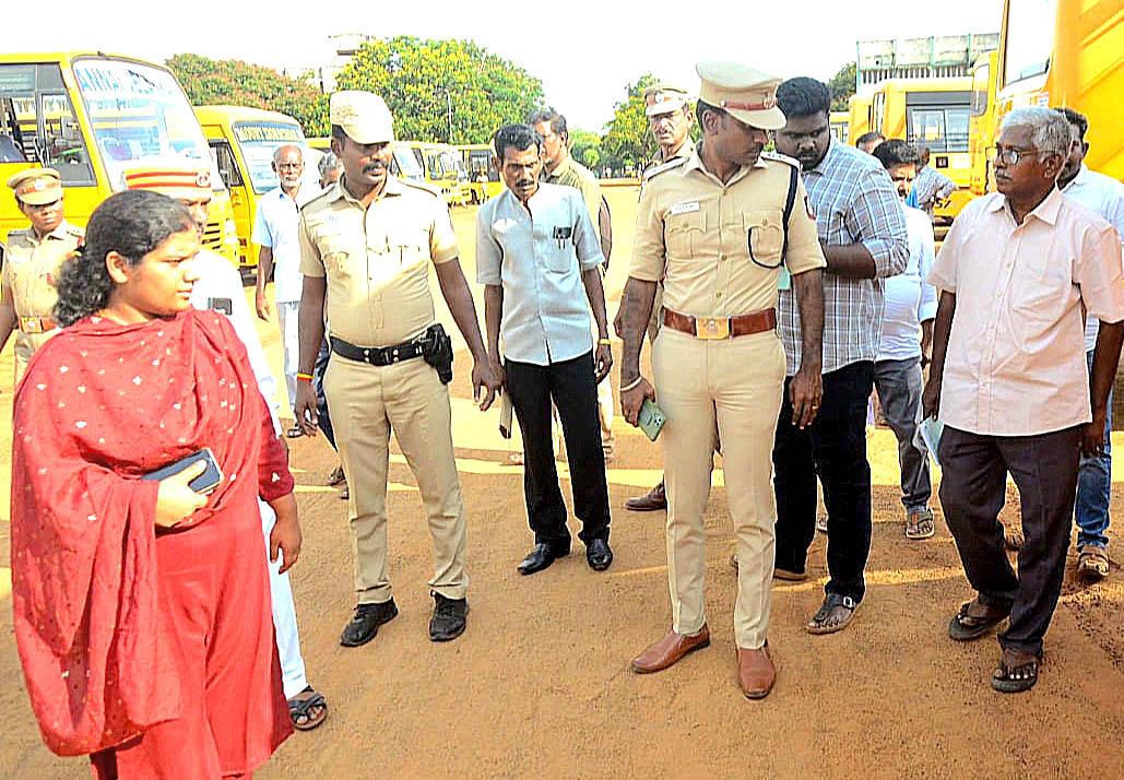 சிவகங்கை மாவட்ட ஆட்சியர் பள்ளி வாகனங்களில் ஆய்வு