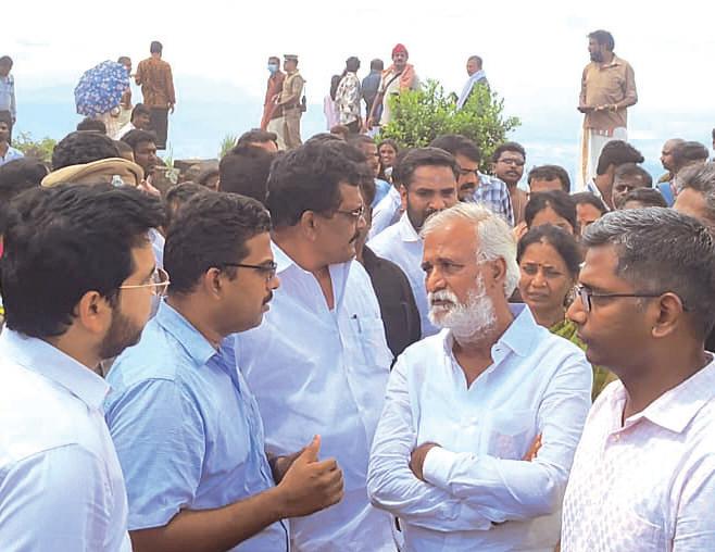 மங்கலதேவி கண்ணகி திருக்கோவிலில் அமைச்சர் சேகர்பாபு வழிபாடு