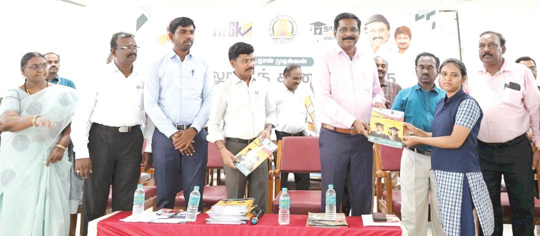 சமுதாயத்தில் சிறந்த நிலையை அடைய உயர்கல்வி முக்கியம்