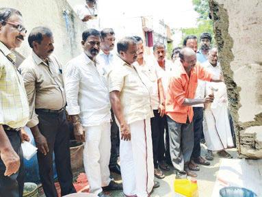 செம்மஞ்சேரியில் 2088 குடியிருப்புகள் சீரமைப்பு பணியை துவக்கி வைத்த எம்.எல்.ஏ. பணிகள் தரமாக இல்லை என்றால் ஒப்பந்தம் ரத்து செய்யப்படும் என எச்சரிக்கை