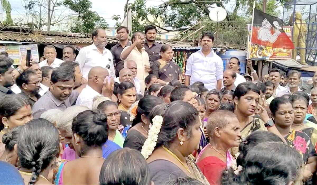 அரக்கோணத்தில் அதிமுகவினர் ஆர்ப்பாட்டம் பாதிக்கப்பட்ட பெண்ணிற்கு உரிய நீதி கிடைக்க வேண்டும்