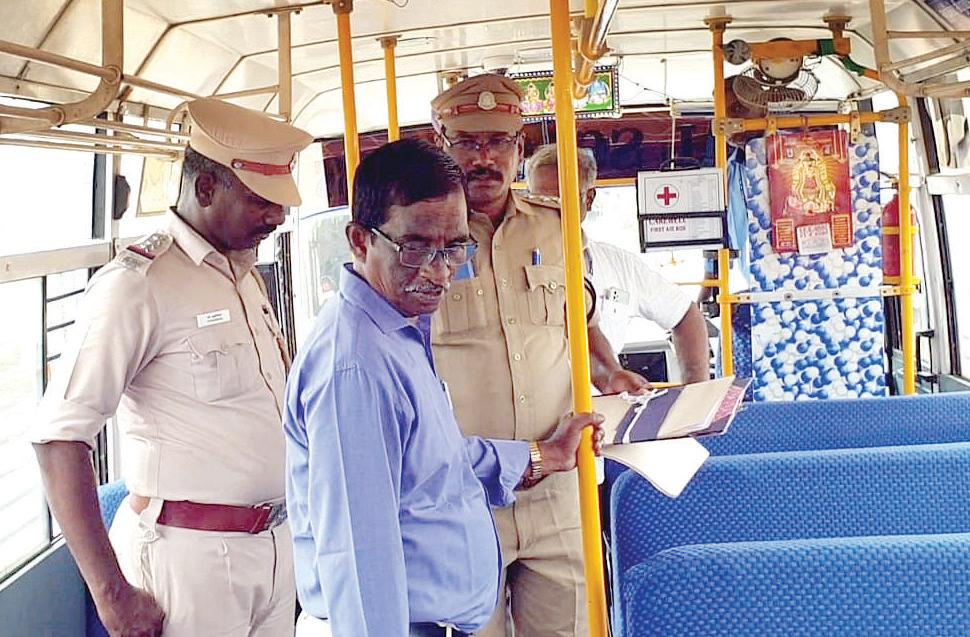 அரக்கோணம் வட்டார போக்குவரத்து அலுவலகத்தில் தனியார் பள்ளி பேருந்துகள் வருடாந்திர ஆய்வு