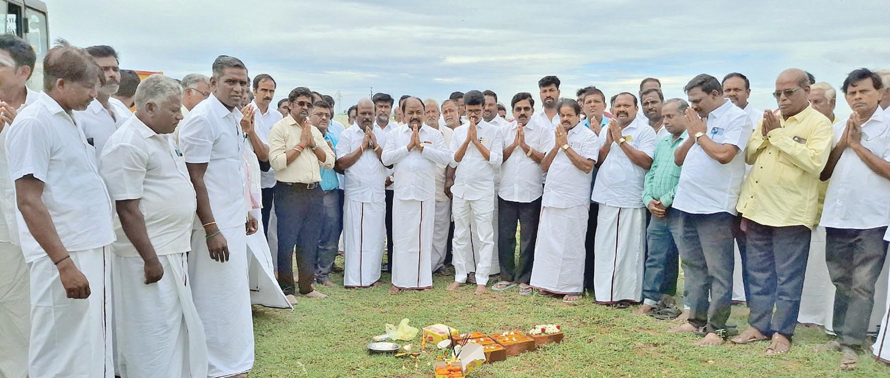 புதிய பேருந்து டயர் யூனிட்டாக அமைக்கும் பணியை சி.என்.அண்ணாதுரை எம்பி தொடங்கி வைத்தனர்