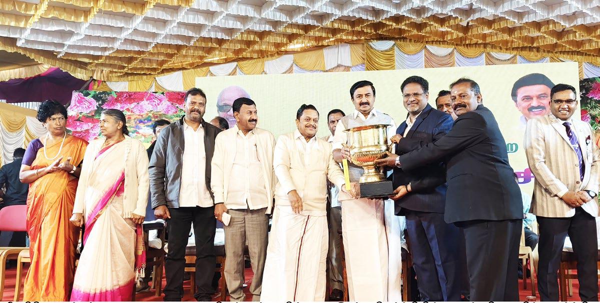 உதகை அரசு தாவரவியல் பூங்காவில், நடைபெற்ற நிகழ்ச்சியில், அமைச்சர் சாமிநாதன் பல்வேறு போட்டிகளில் வெற்றி பெற்ற 40 நபர்களுக்கு சுழற்கோப்பைகளும், 233 நபர்களுக்கு முதல் பரிசுகளையும்,186 நபர்களுக்கு இரண்டாம் பரிசுகளையும் மற்றும் 76 நபர்களுக்கு மூன்றாம் பரிசுகளையும் வழங்கினார்