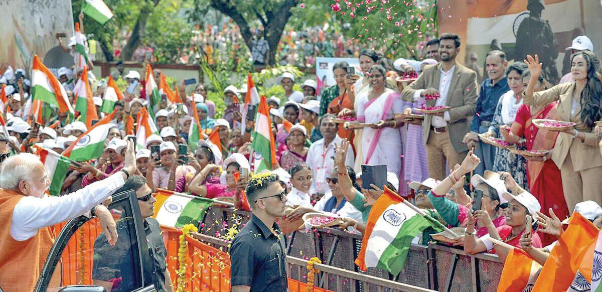 குஜராத்தில் பிரதமரின் ‘ரோடு ஷோ’வில் கர்னல் சோபியா குடும்பத்தினர் பங்கேற்பு