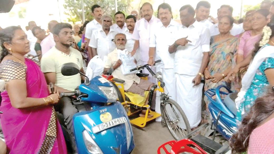 எடப்பாடியார் பிறந்தநாள் விழா: முன்னாள் எம்எல்ஏ தென்னரசு நல திட்ட உதவிகள் வழங்கினார்