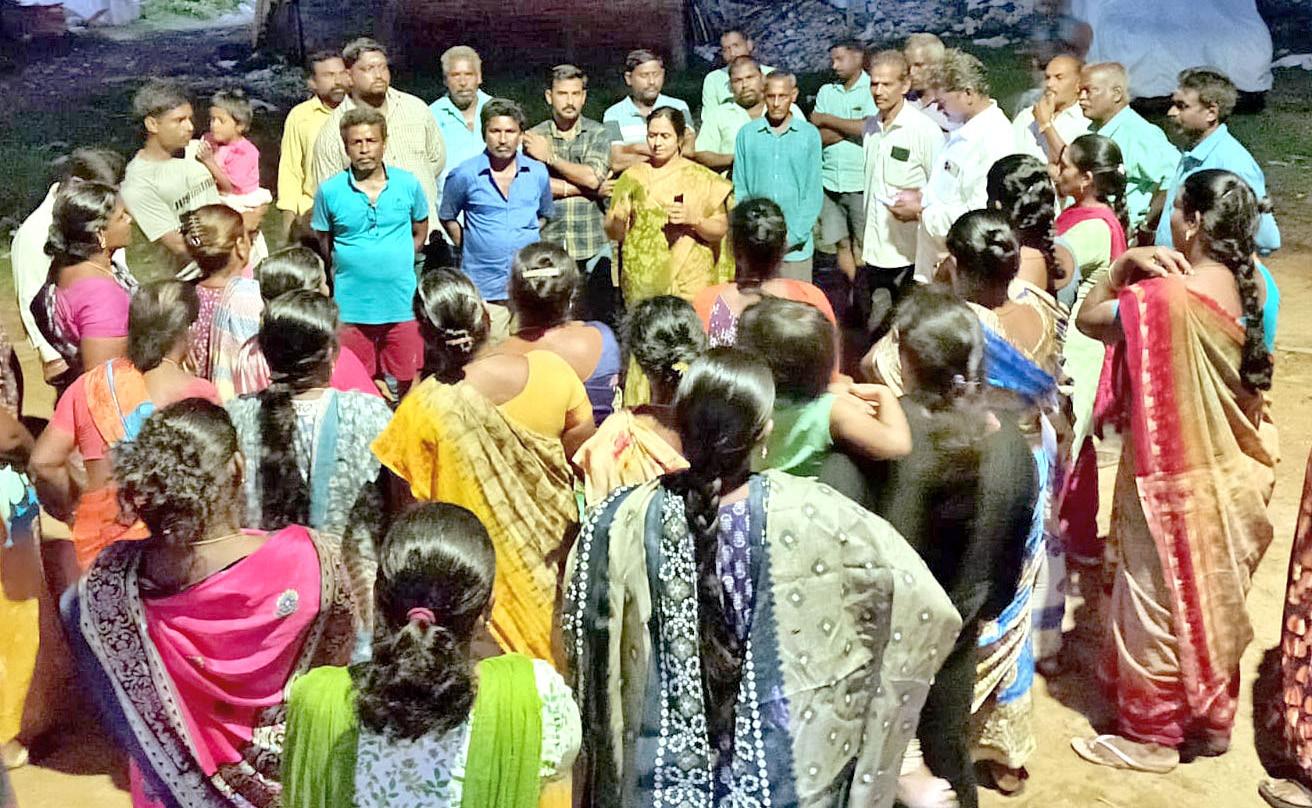 புதிய ரேஷன்கடை கட்டித்தரக்கோரி ஆட்சியரிடம் பொதுமக்கள் கோரிக்கை