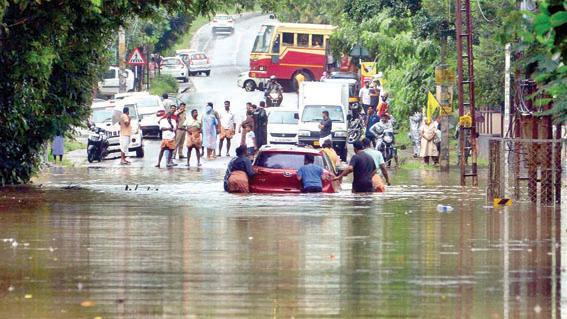 கேரளாவில் 3 நாட்களுக்கு ரெட் அலர்ட் ரயில் போக்குவரத்து கடும் பாதிப்பு