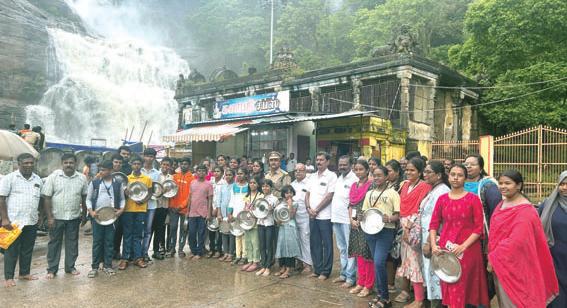 குற்றாலம் அருவிக்கரையில் மழைக்கால ஓவியம் ஓவியம் வரைந்த மாணவர்களுக்கு பாராட்டு