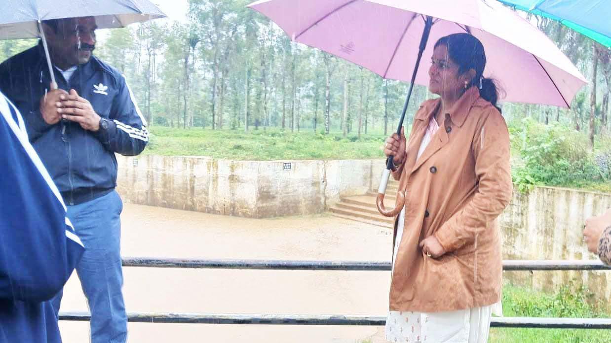 கூடலூர் பகுதியில் மேற்கொள்ளப்பட்டுள்ள தென்மேற்கு பருவமழை முன்னெச்சரிக்கை நடவடிக்கைகளை கண்காணிப்பு அலுவலர் / துணிநூல் துறை இயக்குநர் லலிதா நேரில் பார்வையிட்டு ஆய்வு