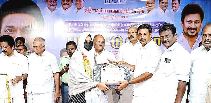 தஞ்சாவூர் நாடாளுமன்ற உறுப்பினர் 10, 12ம் வகுப்பு பொது தேர்வில் அதிக மதிப்பெண் பெற்ற 100 மாணவ மாணவிகளுக்கு பாராட்டு
