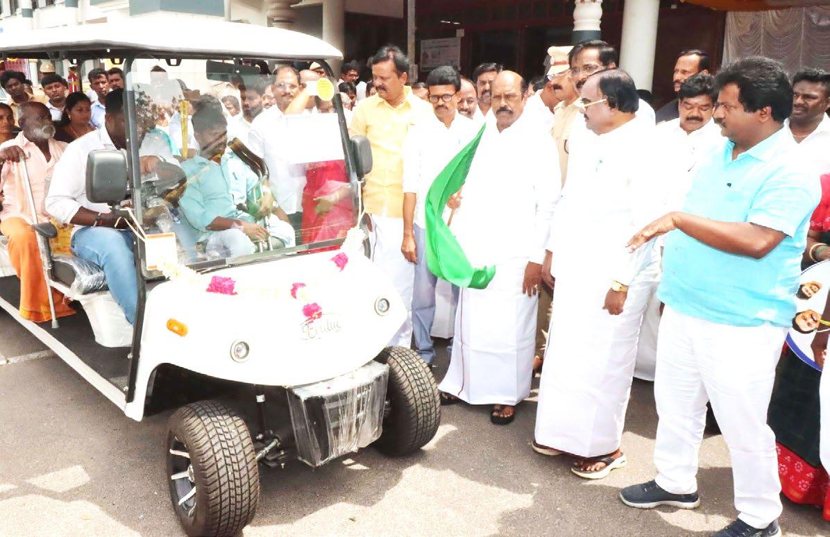 திருவண்ணாமலை மாவட்ட ஆட்சியரகத்தில் இணைப்பு சக்கரம் பொருத்தப்பட்ட பெட்ரோல் ஸ்கூட்டர்களை மாற்றுத்திறனாளிகளுக்கு பொதுப்பணித்துறை அமைச்சர் எ.வ.வேலு வழங்கினார்