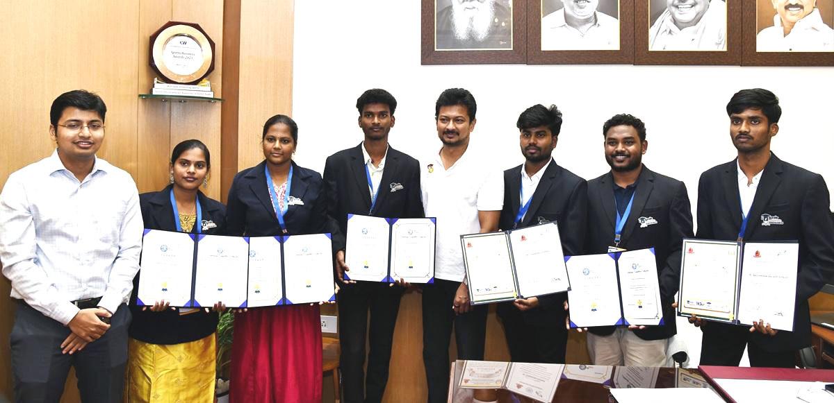 ‘நான் முதல்வன்’ திட்டம் மூலம் தென்கொரியாவில் பயிற்சி பெற்ற 6 மாணவர்கள் துணை முதல்வர் உதயநிதியுடன் சந்திப்பு