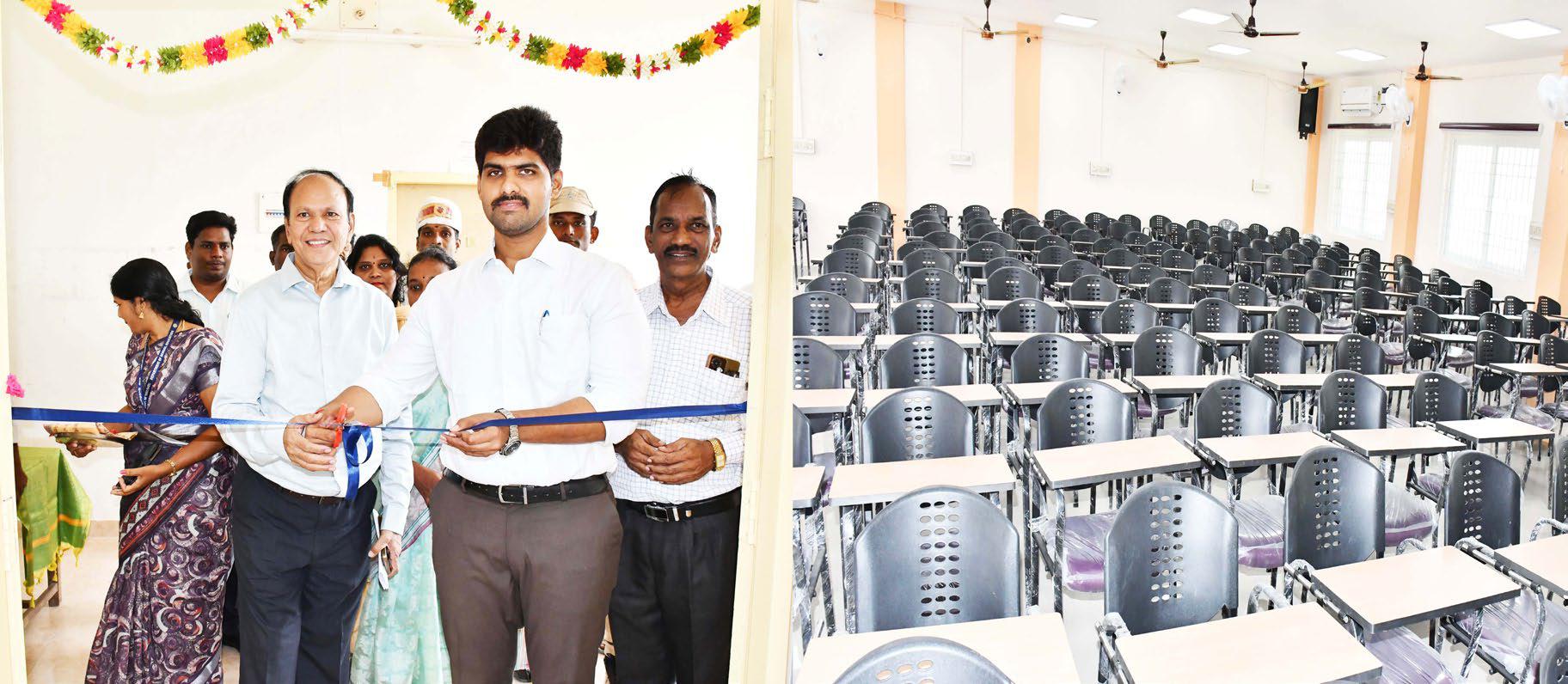 ரூ.22.09 இலட்சம் மதிப்பீட்டில் புதுப்பிக்கப்பட்ட கூட்டரங்கத்தினை அப்டேஸ் நிறுவனர் (ம) நிர்வாகத் தலைவர் எம்.ஆனந்தன் அவர்கள் முன்னிலையில் திருவள்ளூர் மாவட்ட ஆட்சித் தலைவர் பிரதாப். திறந்து வைத்து பார்வையிட்டார்