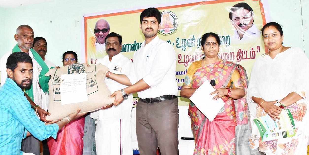 திருவள்ளூர் மாவட்டம், வெள்ளியூர் கிராமத்தில் நடைபெற்ற நிகழ்வில் மாவட்ட ஆட்சித் தலைவர் விவசாயிகளுக்கு நலத்திட்ட உதவிகள் வழங்கினார்
