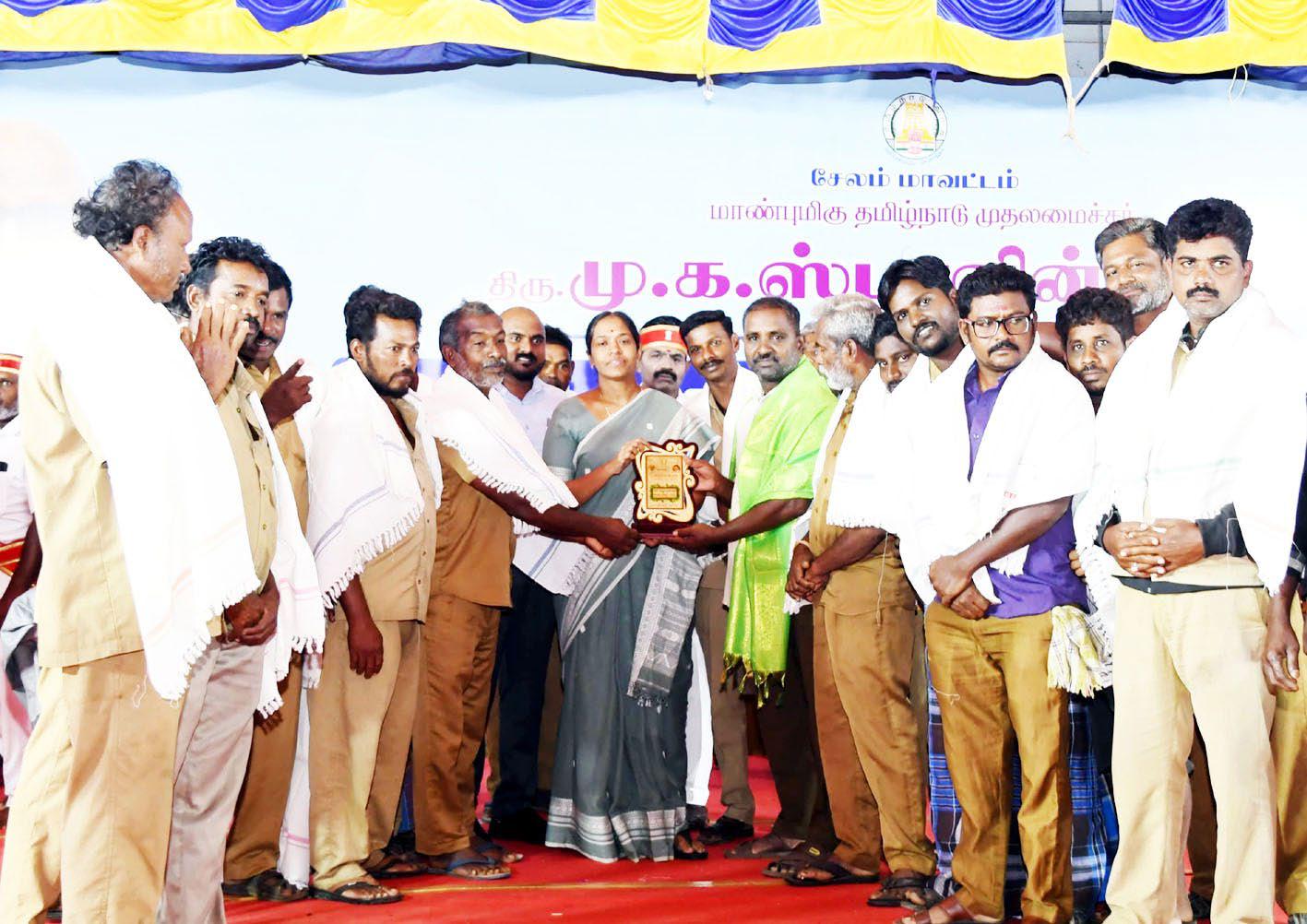 ஏற்காடு கோடை விழாவினை சிறப்பாக நடத்த உறுதுணையாக இருந்த அலுவலர்கள் மற்றும் பணியாளர்களுக்கு மாவட்ட ஆட்சித்தலைவர் டாக்டர் இரா. பிருந்தாதேவி நினைவுப் பரிசுகள் வழங்கி பாராட்டு