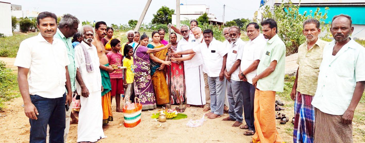 நம்பியூர் ஒன்றியம் ஒழலக்கோவில் ஊராட்சி பகுதிகளில் கான்கிரீட் சாலை அமைக்க நம்பியூர் பேரூராட்சி தலைவர் மெடிக்கல்.ப. செந்தில்குமார் பூமி பூஜை செய்து பணிகளை துவக்கி வைத்தார்