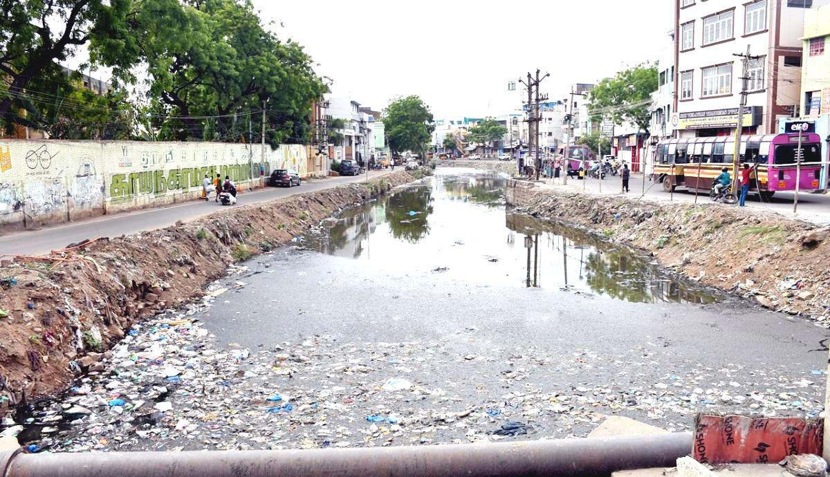மதுரையில் மழைநீர் கால்வாய்கள் யாருக்கு சொந்தம்?