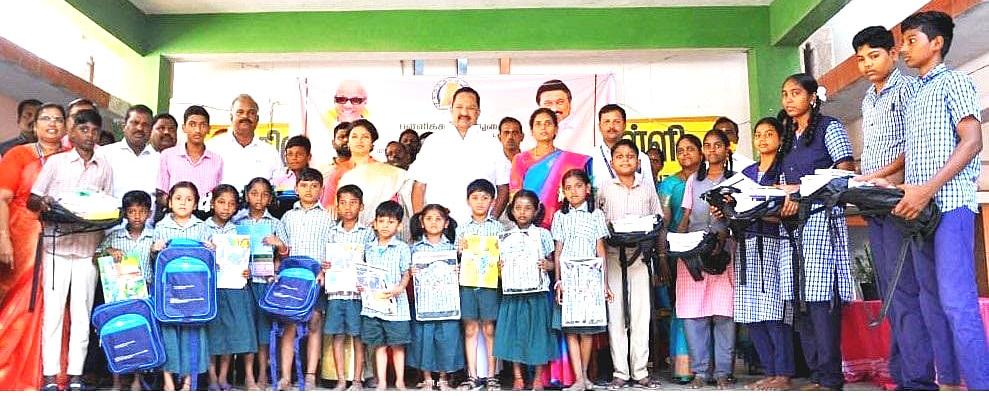 வாலாஜா அரசு பெண்கள் மேல்நிலைப் பள்ளியில் அமைச்சர் காந்தி மாணவர்களுக்கு விலையில்லா பாட புத்தகங்கள்,சீருடைகளை வழங்கினார்