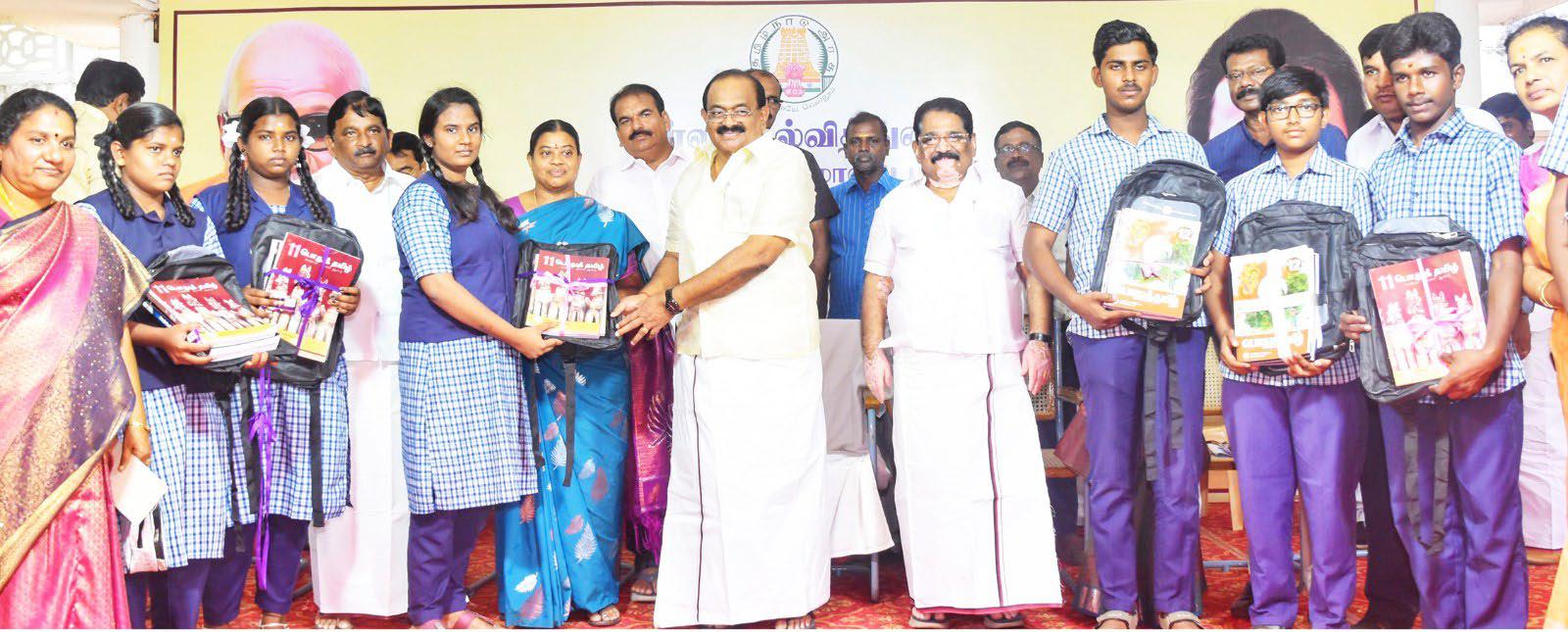 அமைச்சர் அர.சக்கரபாணி, ஒட்டன்சத்திரத்தில் மாணவ, மாணவிகளுக்கு புதிய பாடநூல்கள், சீருடைகள், நோட்டு புத்தகங்கள் மற்றும் பிற கல்வி உபகரணப் பொருட்களை வழங்கினார்