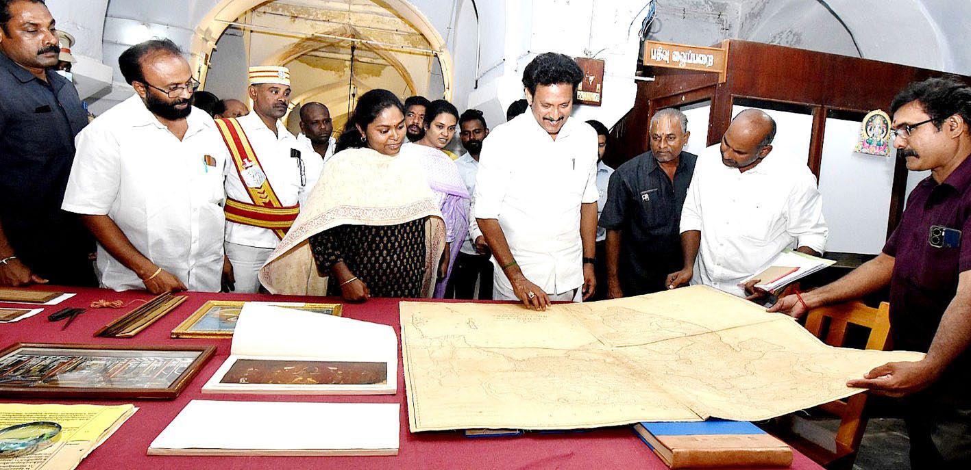 தஞ்சாவூர் சரசுவதி மகால் நூலகத்தை மேம்படுத்த நடவடிக்கை பள்ளி கல்வித் துறை அமைச்சர் அன்பில் மகேஷ் பொய்யாமொழி தகவல்