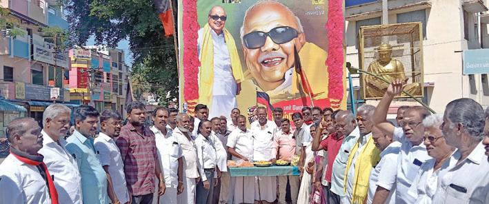 முத்தமிழறிஞர் கலைஞரின் 102வது பிறந்தநாள் விழா பெரியகுளம் நகர் கழகம் சார்பில் மாலை அணிவித்து மரியாதை
