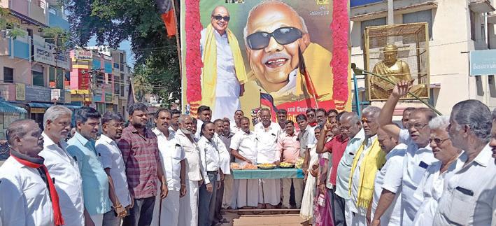 சில்வார்பட்டியில் முத்தமிழறிஞர் கலைஞரின் 102வது பிறந்தநாளில் செம்மொழி நாளாக கருதி திமுகவினர் இனிப்புகள் வழங்கி கொண்டாட்டம்