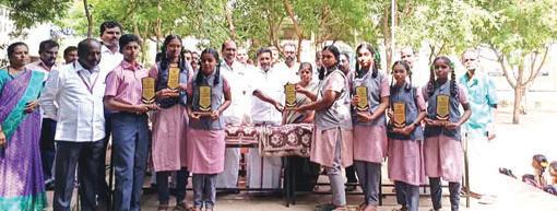 சில்வார்பட்டி அரசு மாதிரி மேல்நிலைப் பள்ளியில் மாணவ-மாணவிகளுக்கு நோட்டு, புத்தகங்களை எம்எல்ஏ வழங்கினார்