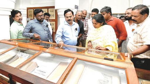தஞ்சாவூர் சரஸ்வதி மகால் நூலகத்தில் மேற்கொள்ள வேண்டிய வளர்ச்சி பணிகளை பாடநூல் கழக மேலாண்மை இயக்குனர் சங்கர் ஆய்வு