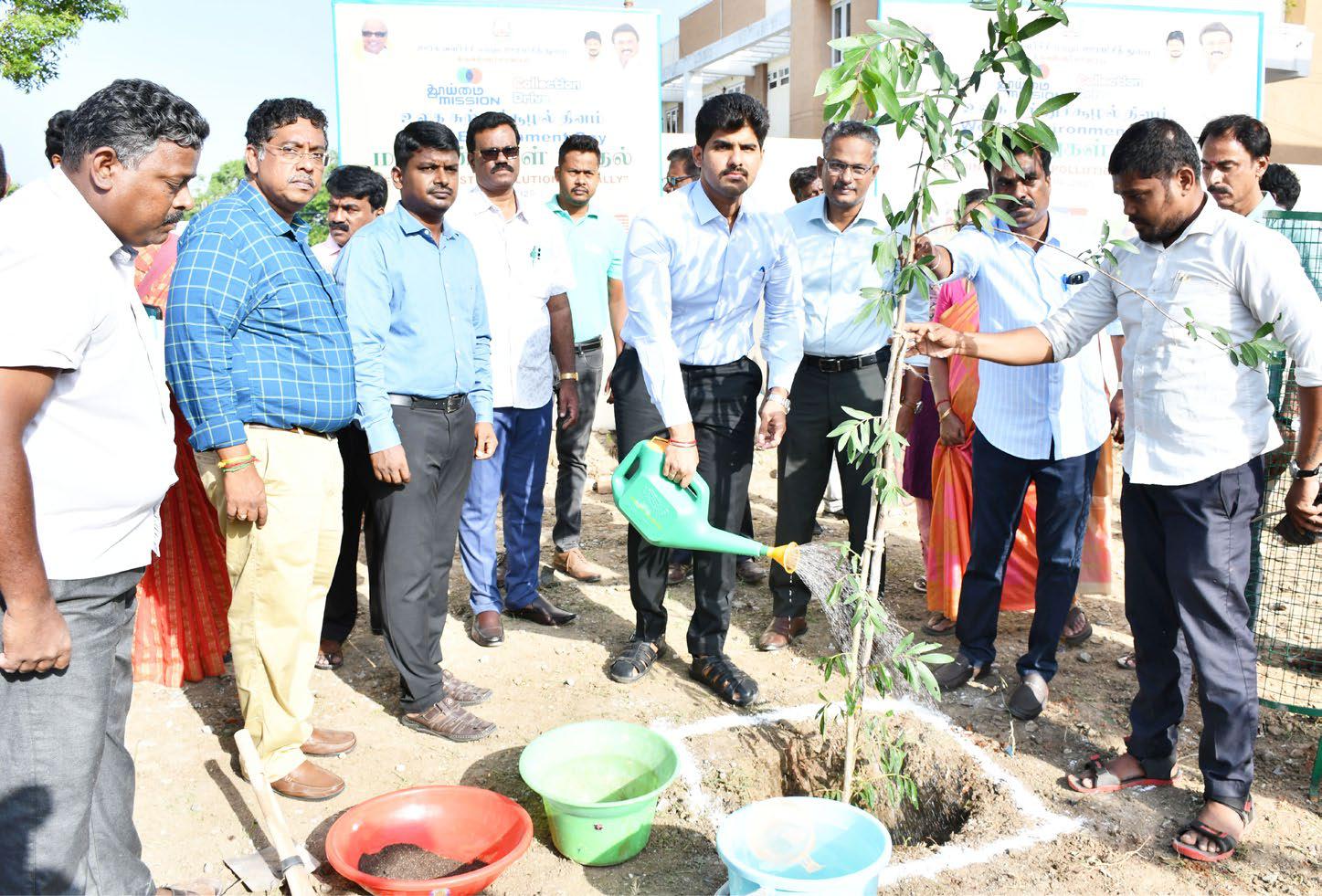 உலக சுற்றுச்சூழல் தினத்தை முன்னிட்டு மாவட்ட ஆட்சித் தலைவர் மு பிரதாப் சுற்றுச்சூழலை பாதுகாக்கும் வகையில் பெருமளவு மரக்கன்றுகள் நடுதல் பணியினை தொடங்கி வைத்தார்