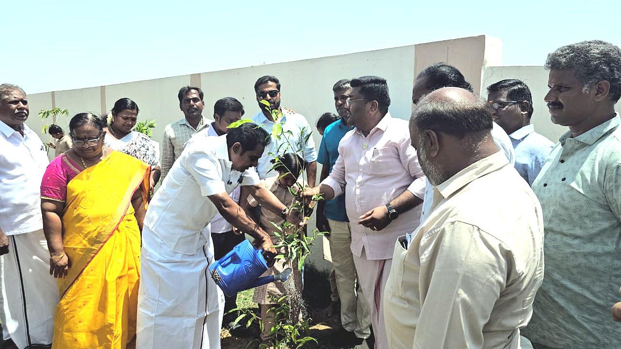 ரோட்டரி கிளப் ஆப் காஞ்சிபுரம், பசுமை இந்தியா தன்னார்வல இணைந்து 200 மரக்கன்றுகளை நட்டனர்