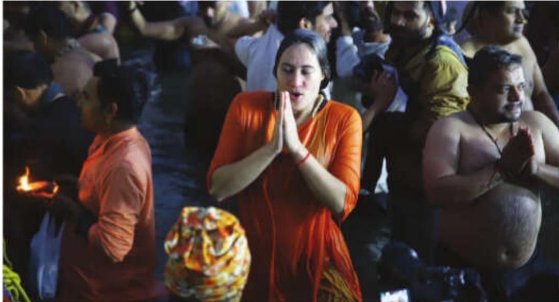 Foreigners Chant 'Bam Bam Bhole', Take Holy Dip at Sangam