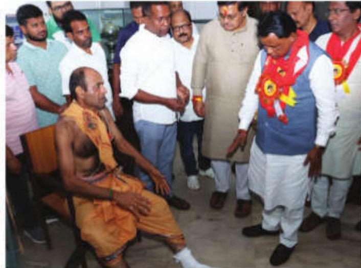 Odisha CM Meets People Injured During Lingaraj Temple Jagar Yatra, Assures Priority Treatment