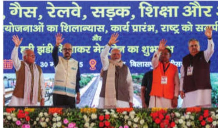 PM Launches ₹33,700 Crore Projects, Targets Congress
