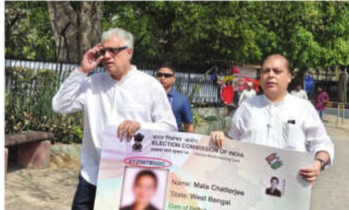 Trinamul Urges Poll Panel To Suspend EPIC-Aadhaar Linking