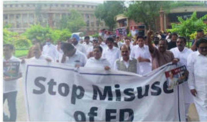 Patna: Cong workers stage protest against ED over NH case