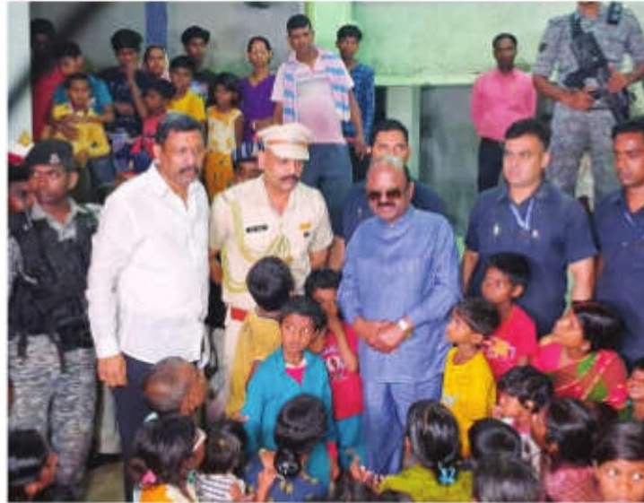Guv visits Malda relief camp, defies Mamata's appeal