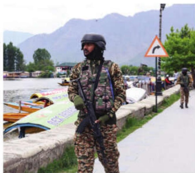 Pak official makes throat-slitting gesture at protesters