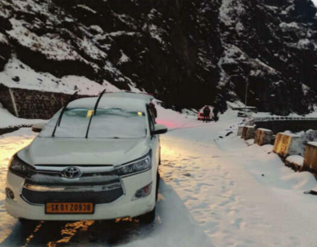 Snowfall at Tshangu, traffic curbs on Lachung Axis