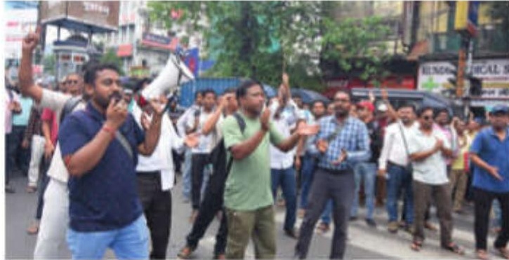 Jobless 'tainted' teachers stopped on way to CM residence