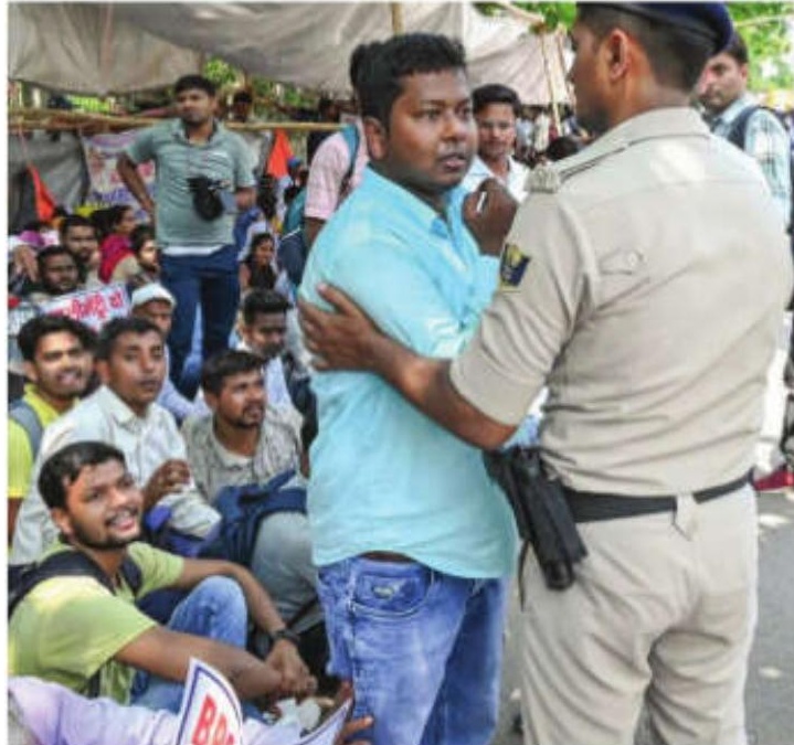 Police lathicharge BPSC TRE 3.0 candidates outside Bihar CM's house