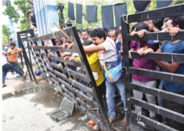WBSSC row: Cops summon protesting teachers on 21 May
