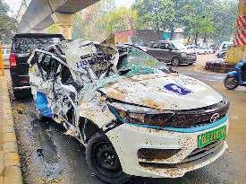 डिवाइडर फांदकर कैब पर चढ़ी बोलेरो, दो की मौत