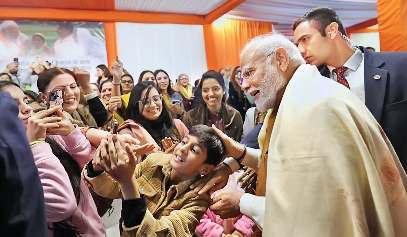 नारायणा गांव में प्रधानमंत्री ने लोगों के बीच मनाई लोहडी