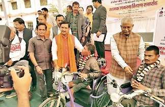 दिव्यांगजनों को केंद्रीय मंत्री तोखन साहू ने बांटे उपकरण