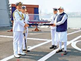 स्वदेशी युद्धपोत आइएनएस सूरत व नीलगिरि और पनडुब्बी वाग्शीर नौसेना के बेड़े में शामिल